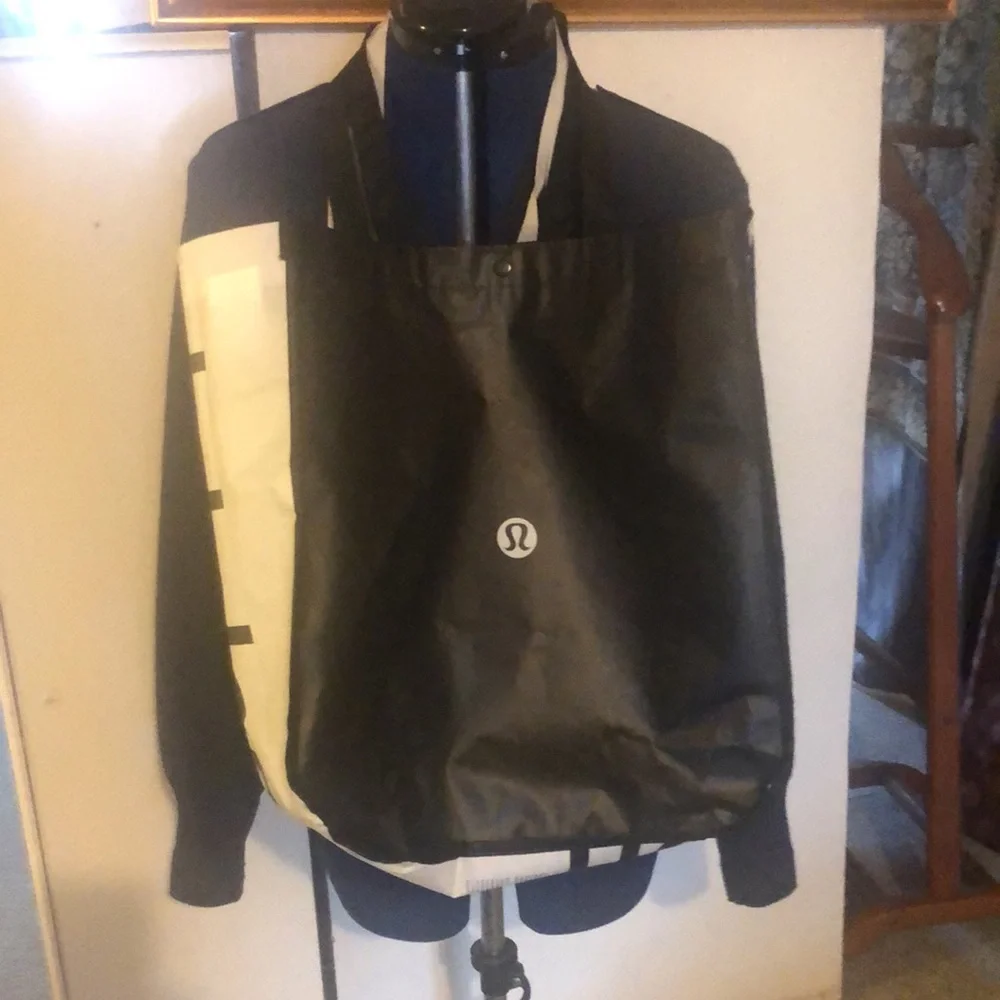 Lululemon 2 large totes snap close good clean condition